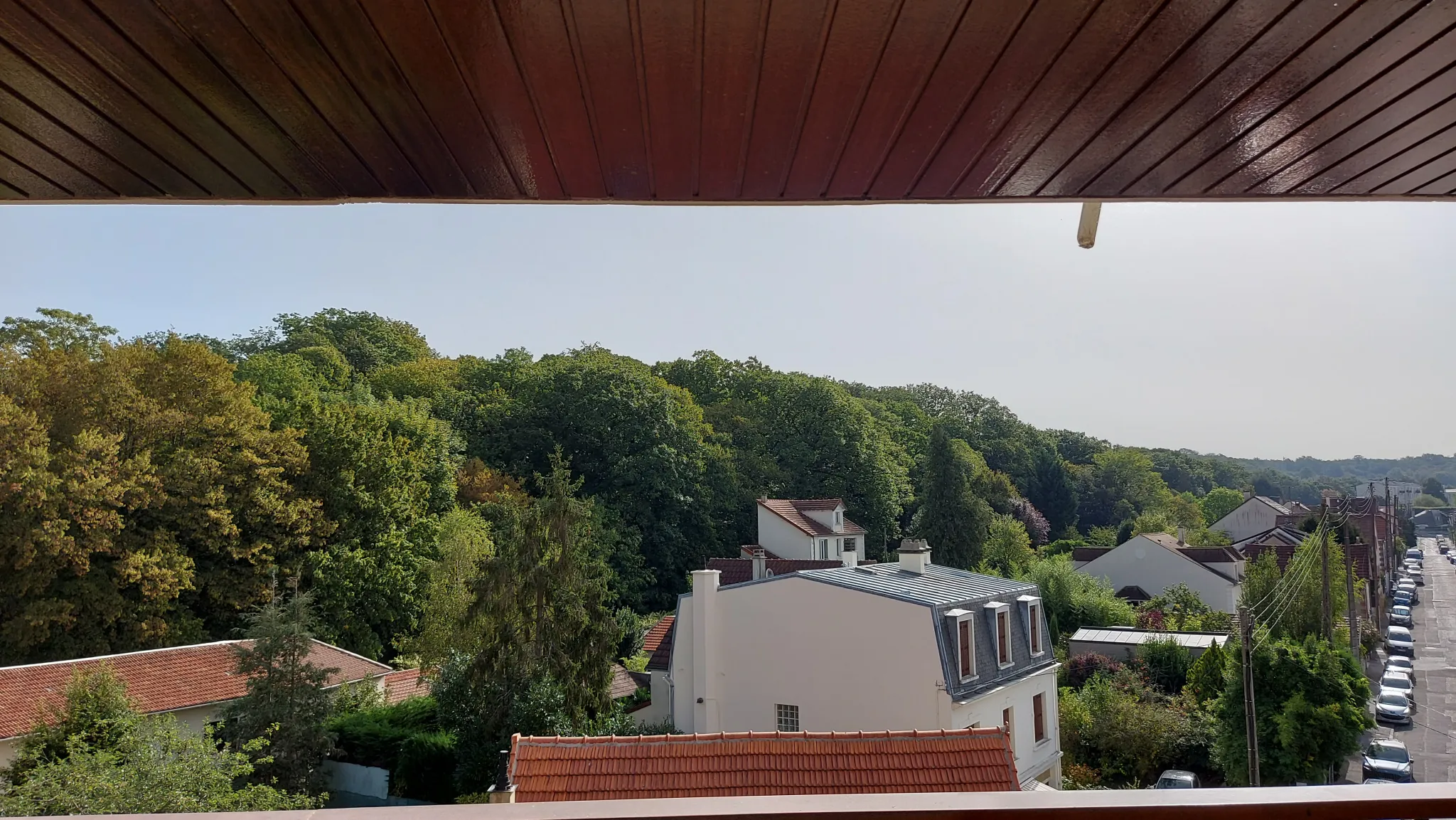 Grand studio double ou 2 pièces avec balcon filant et vue dégagée sur la forêt 