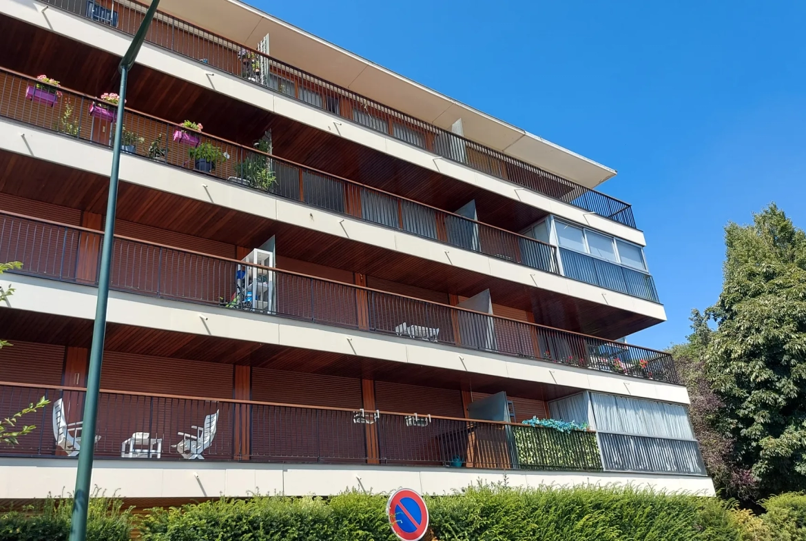 Grand studio double ou 2 pièces avec balcon filant et vue dégagée sur la forêt 