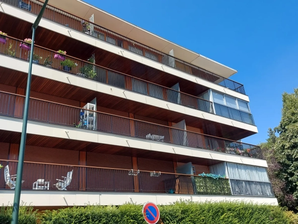 Grand studio double ou 2 pièces avec balcon filant et vue dégagée sur la forêt