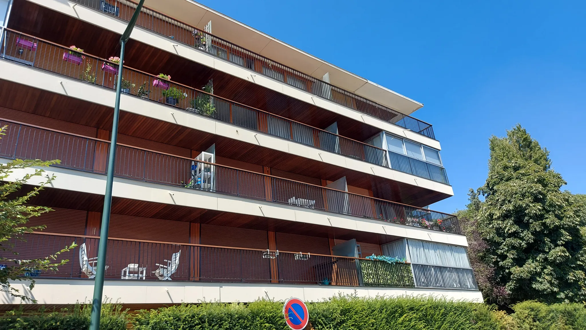 Grand studio double ou 2 pièces avec balcon filant et vue dégagée sur la forêt 