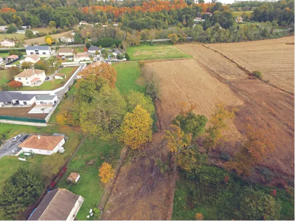 Terrain constructible viabilisé avec vue sur les Pyrénées à Soumoulou 