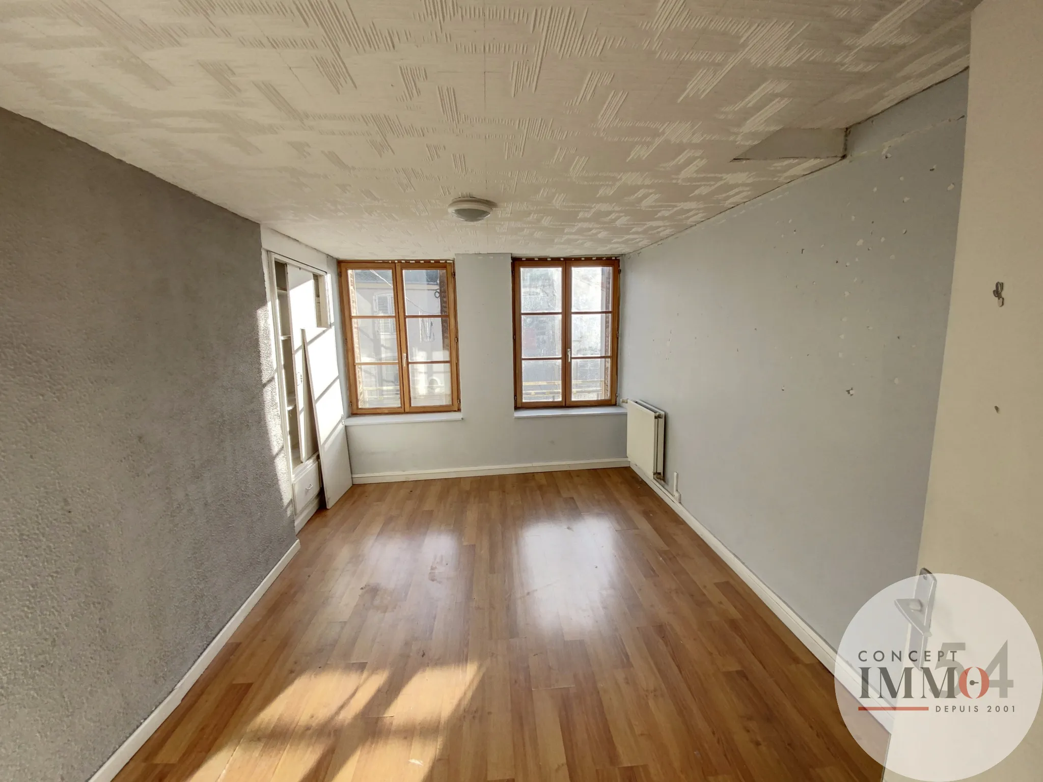 Building with 4 Apartments for Sale in Toul 