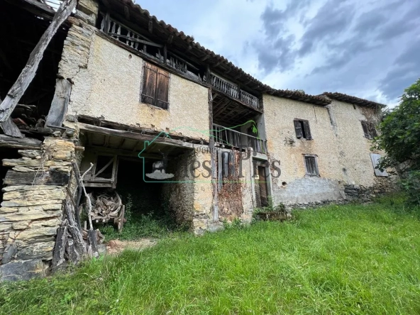 Corps de ferme à rénover à Saleich