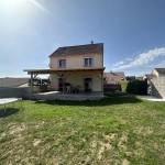 Maison d'habitation élevée sur sous-sol complet avec terrain attenant