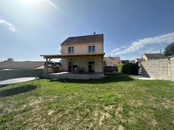 Maison d'habitation élevée sur sous-sol complet avec terrain attenant