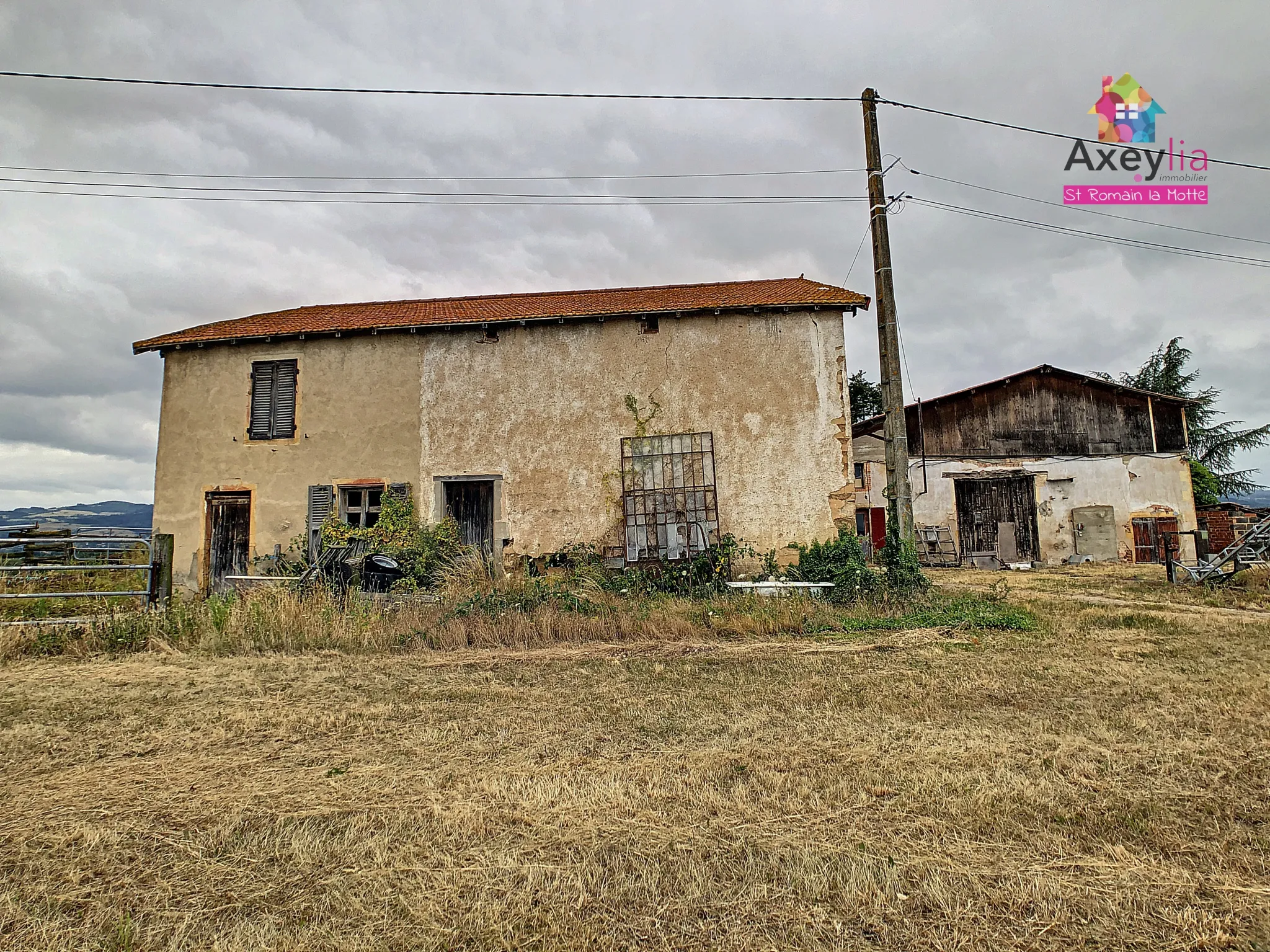 A VENDRE - SECTEUR RENAISON - ANCIEN CORPS DE FERME 