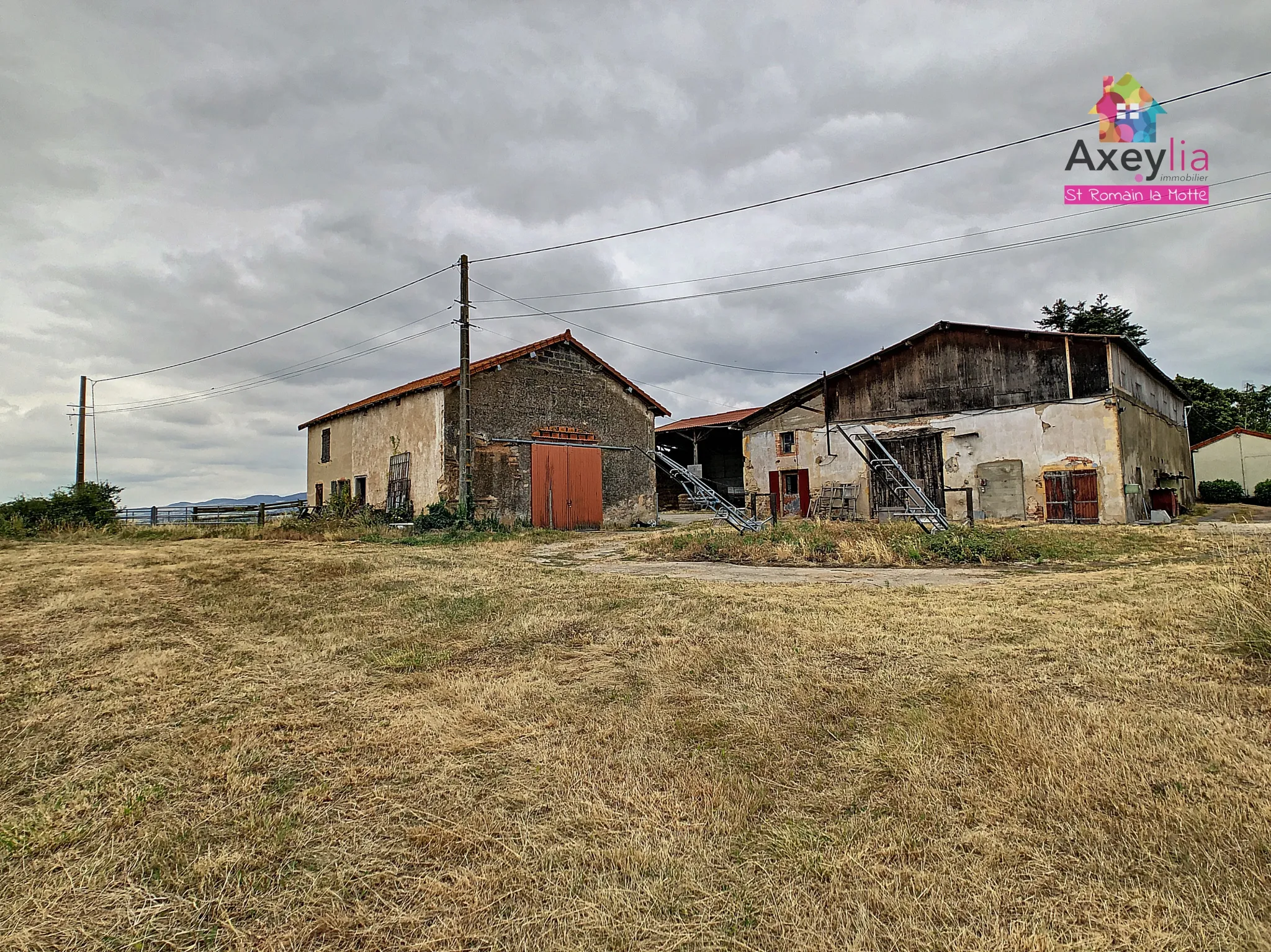 A VENDRE - SECTEUR RENAISON - ANCIEN CORPS DE FERME 