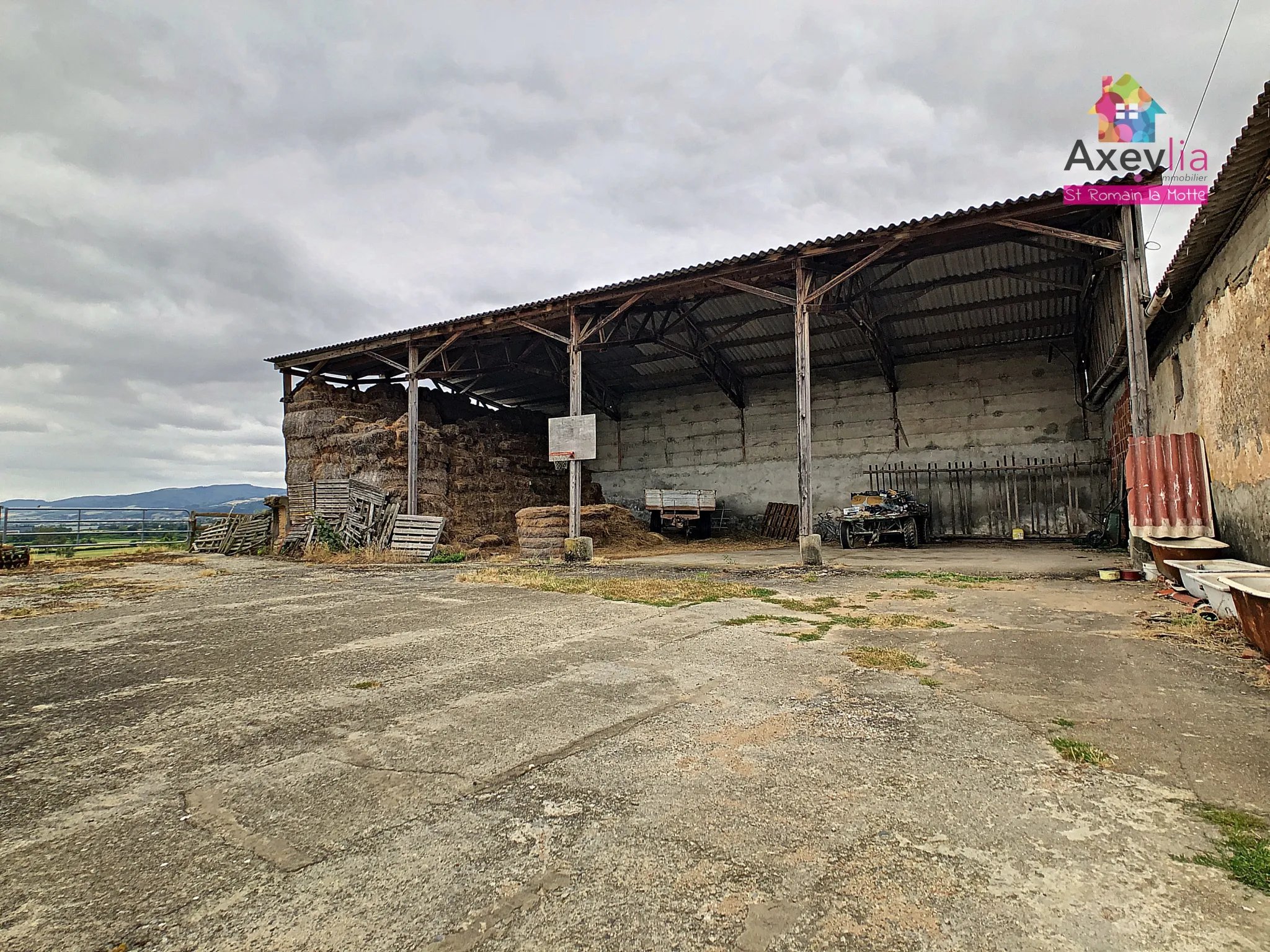 A VENDRE - SECTEUR RENAISON - ANCIEN CORPS DE FERME 