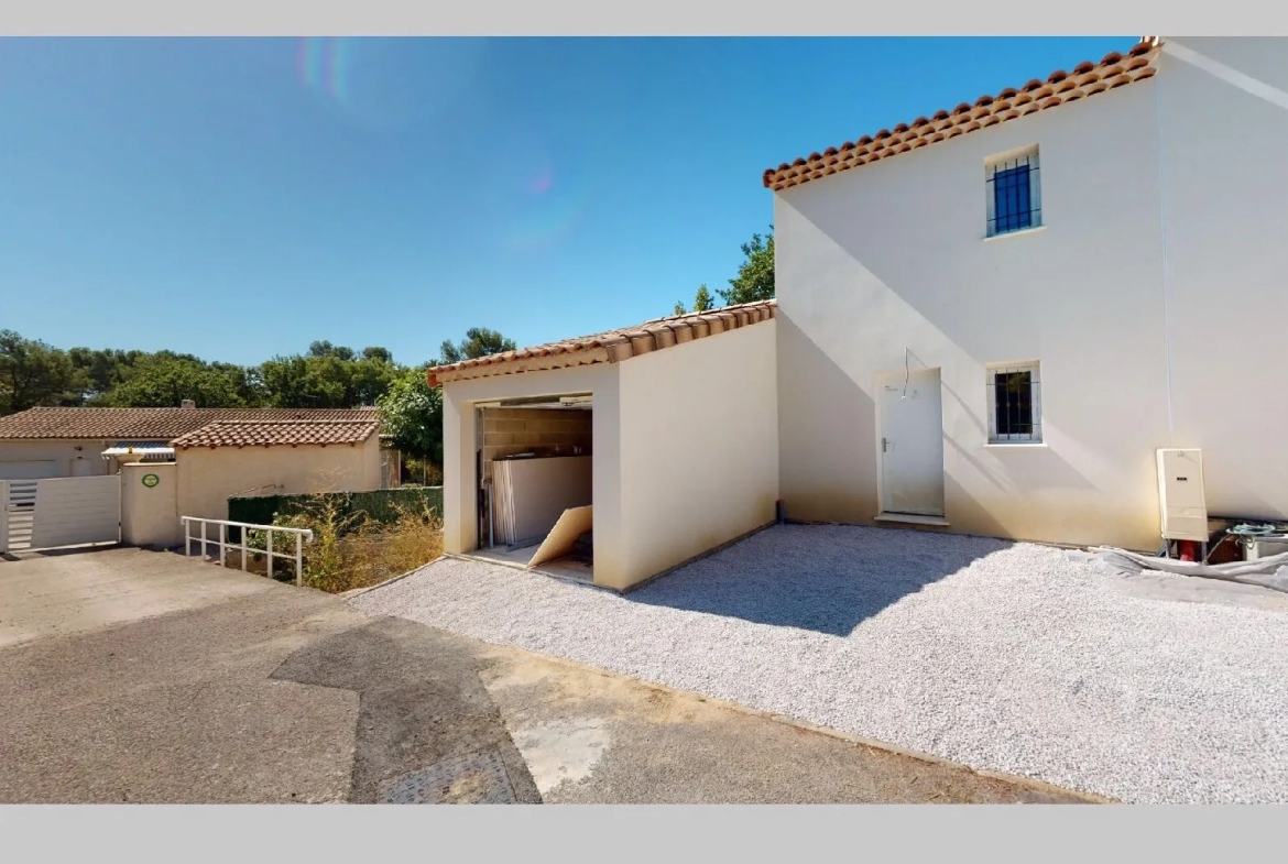 Petite maison jumelée de Type 3 à Greasque 13850 