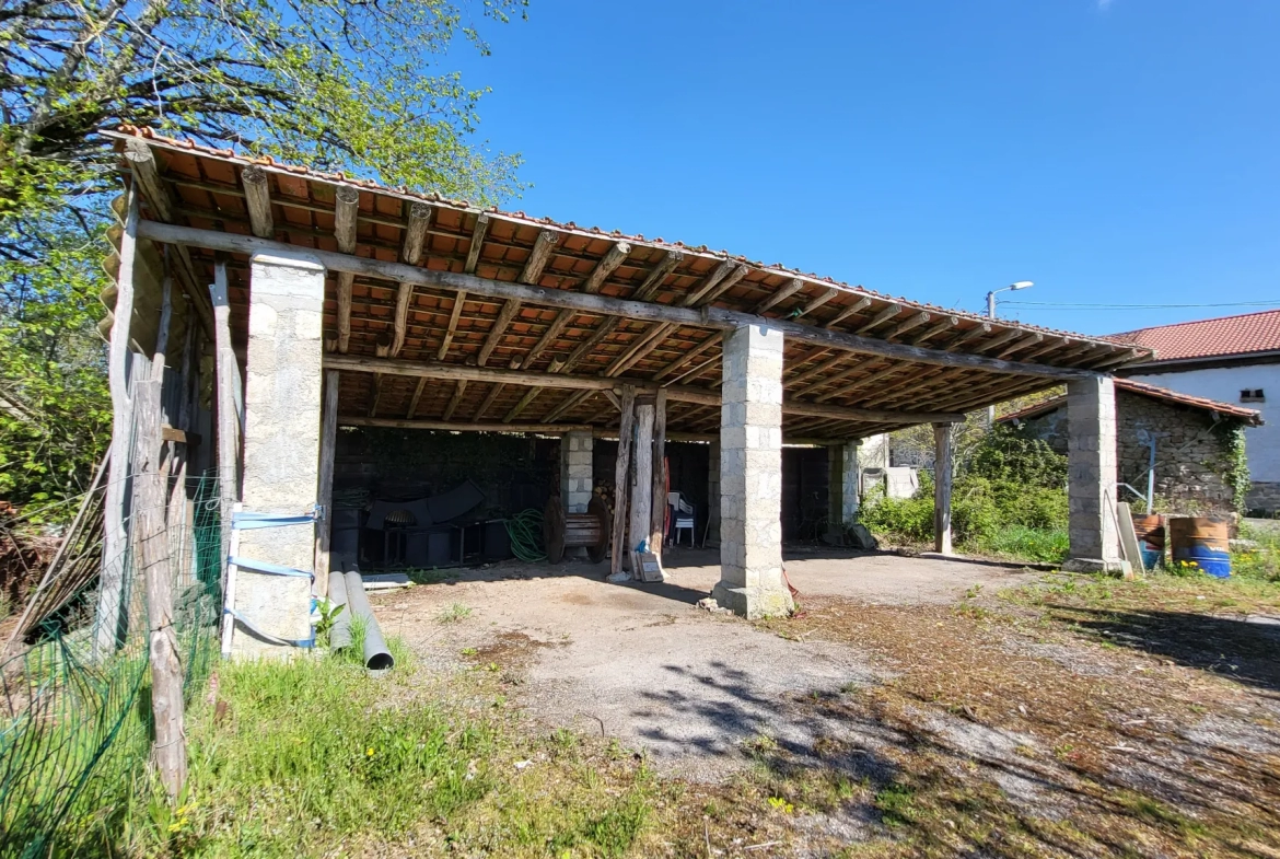 Maison avec dépendances, terrain 1400m2 à St Cyr 