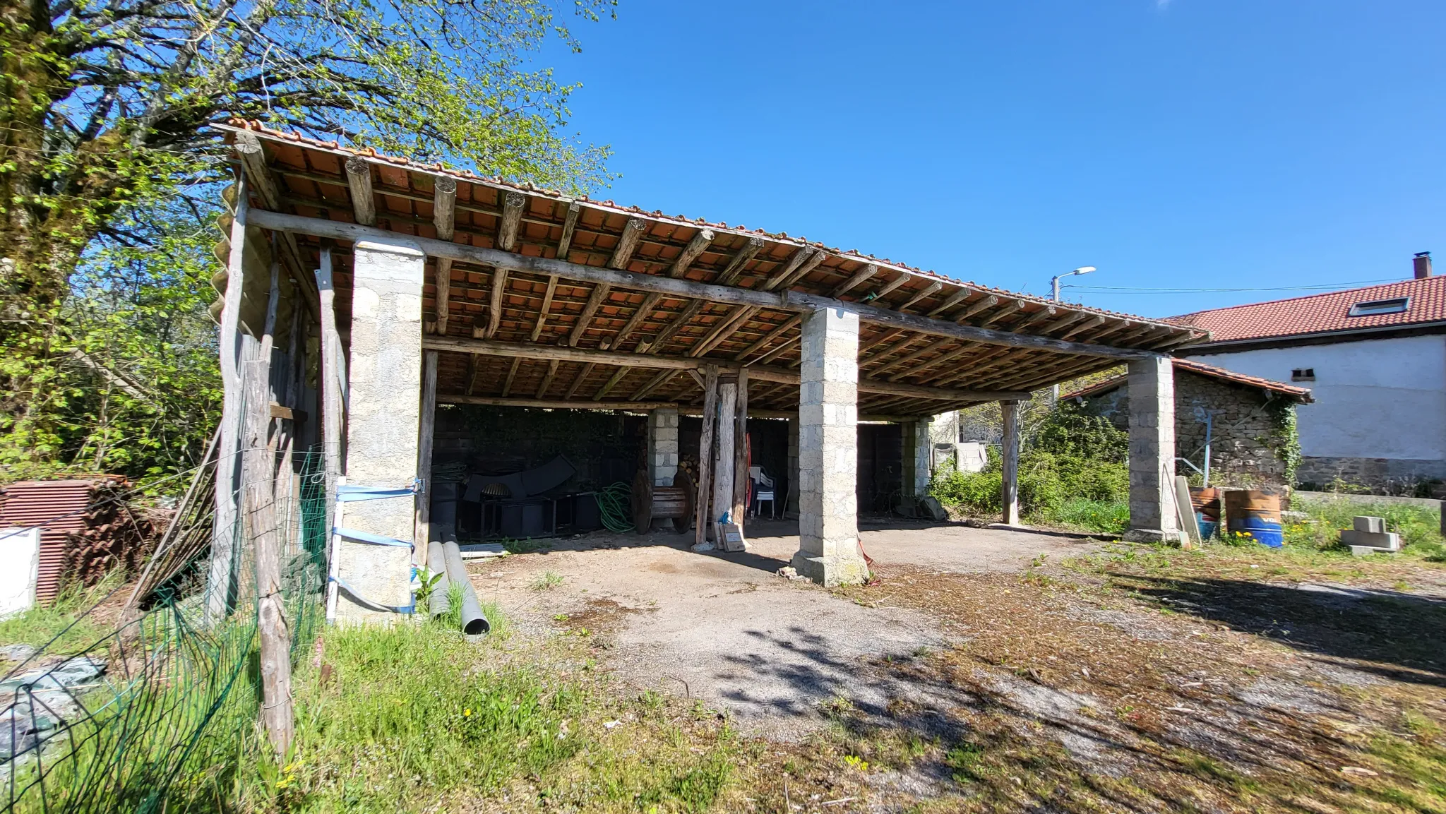 Maison avec dépendances, terrain 1400m2 à St Cyr 