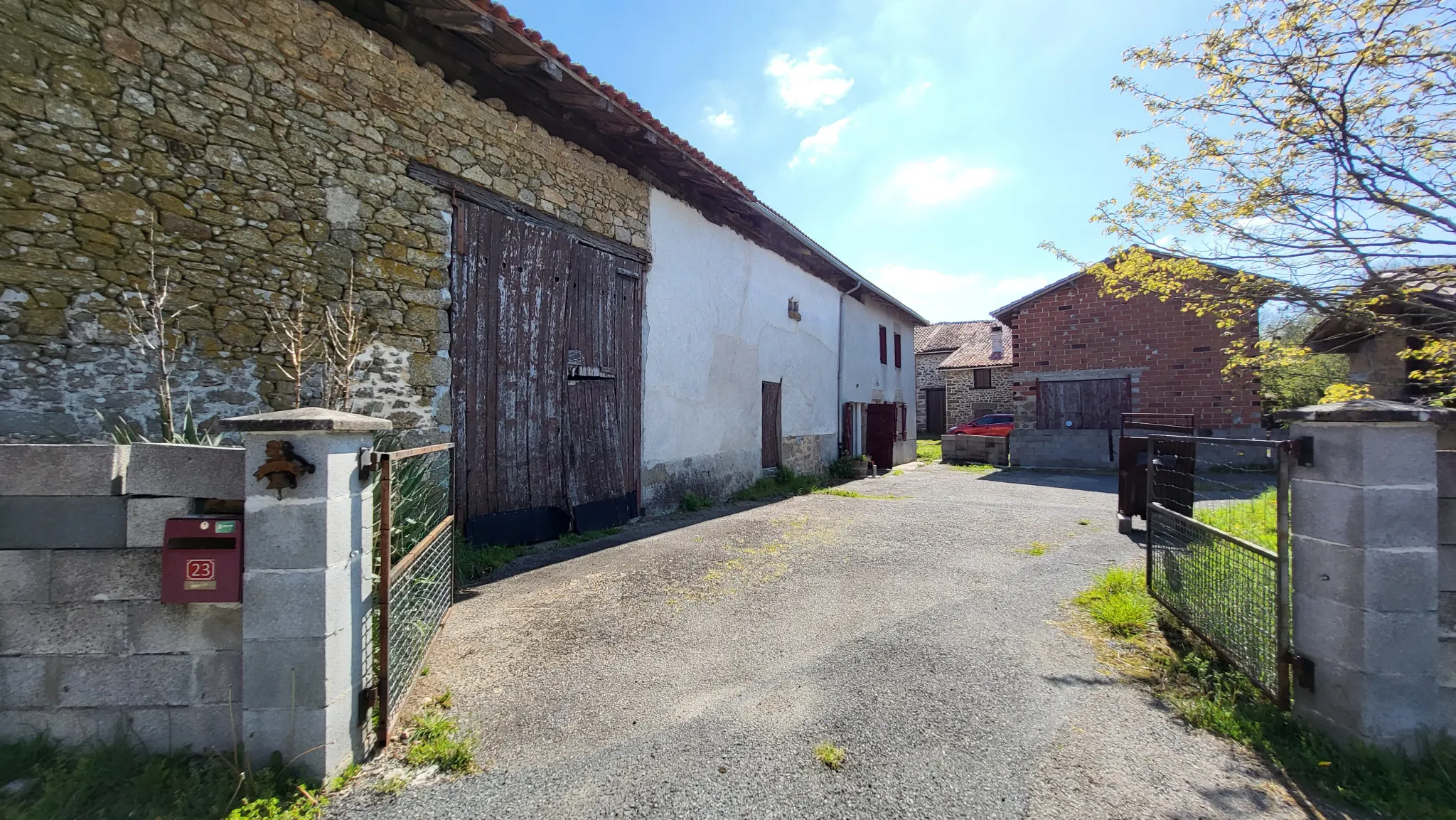 Maison avec dépendances, terrain 1400m2 à St Cyr 