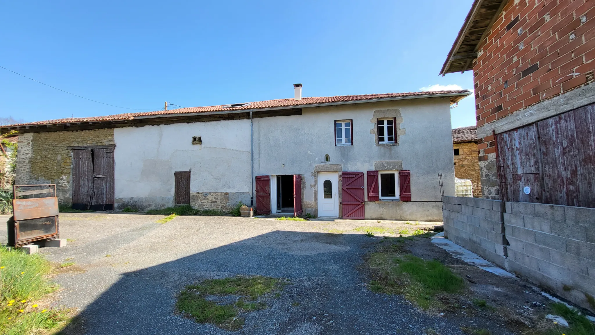 Maison avec dépendances, terrain 1400m2 à St Cyr 