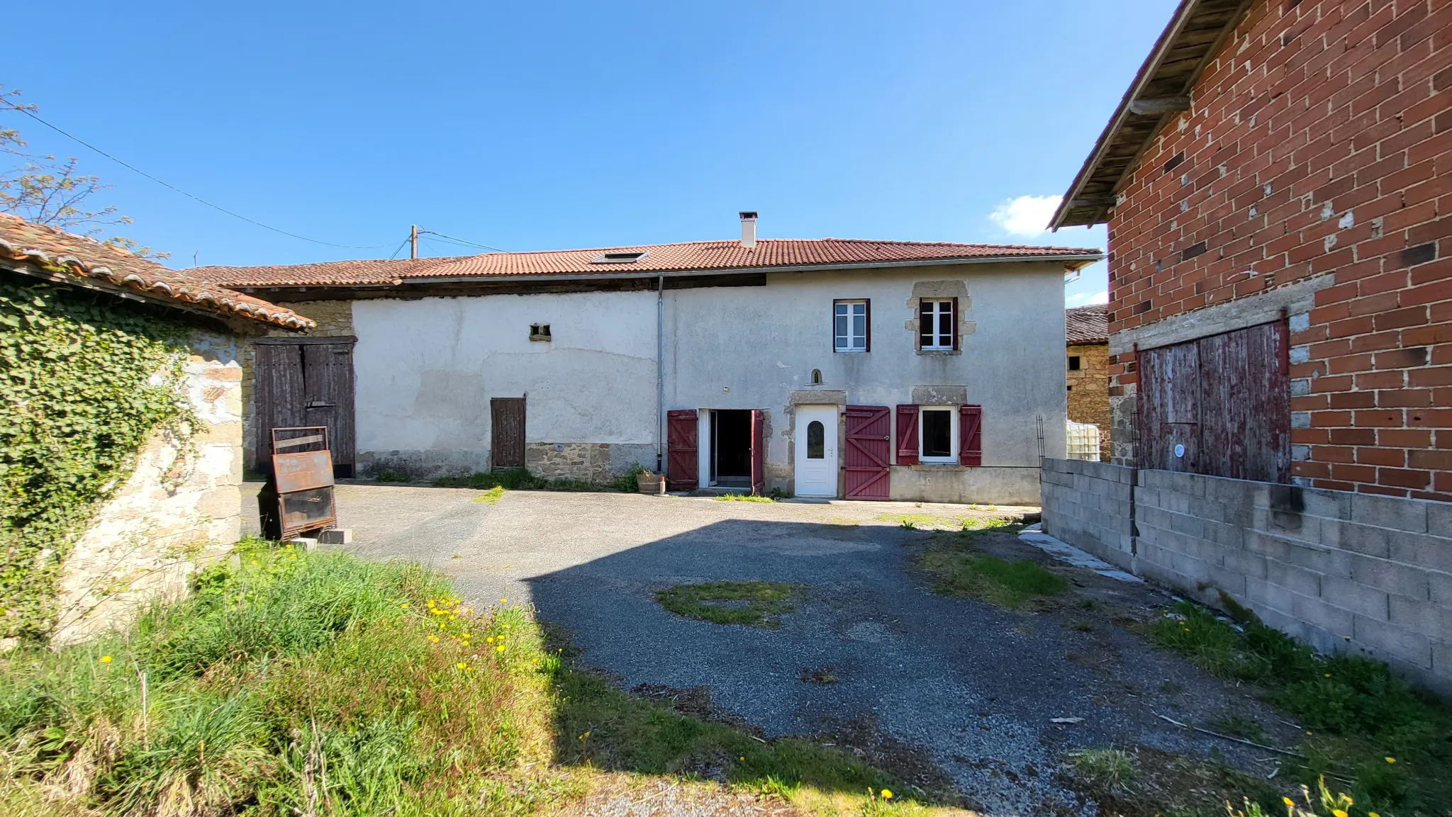 Maison avec dépendances, terrain 1400m2 à St Cyr 