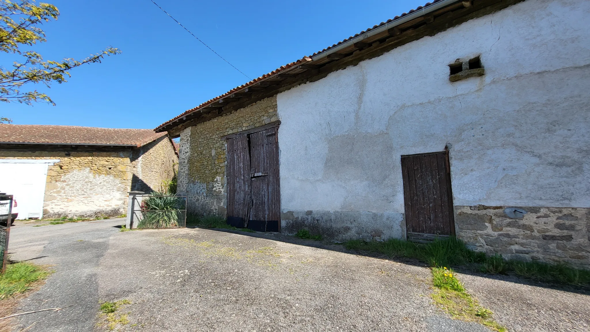 Maison avec dépendances, terrain 1400m2 à St Cyr 