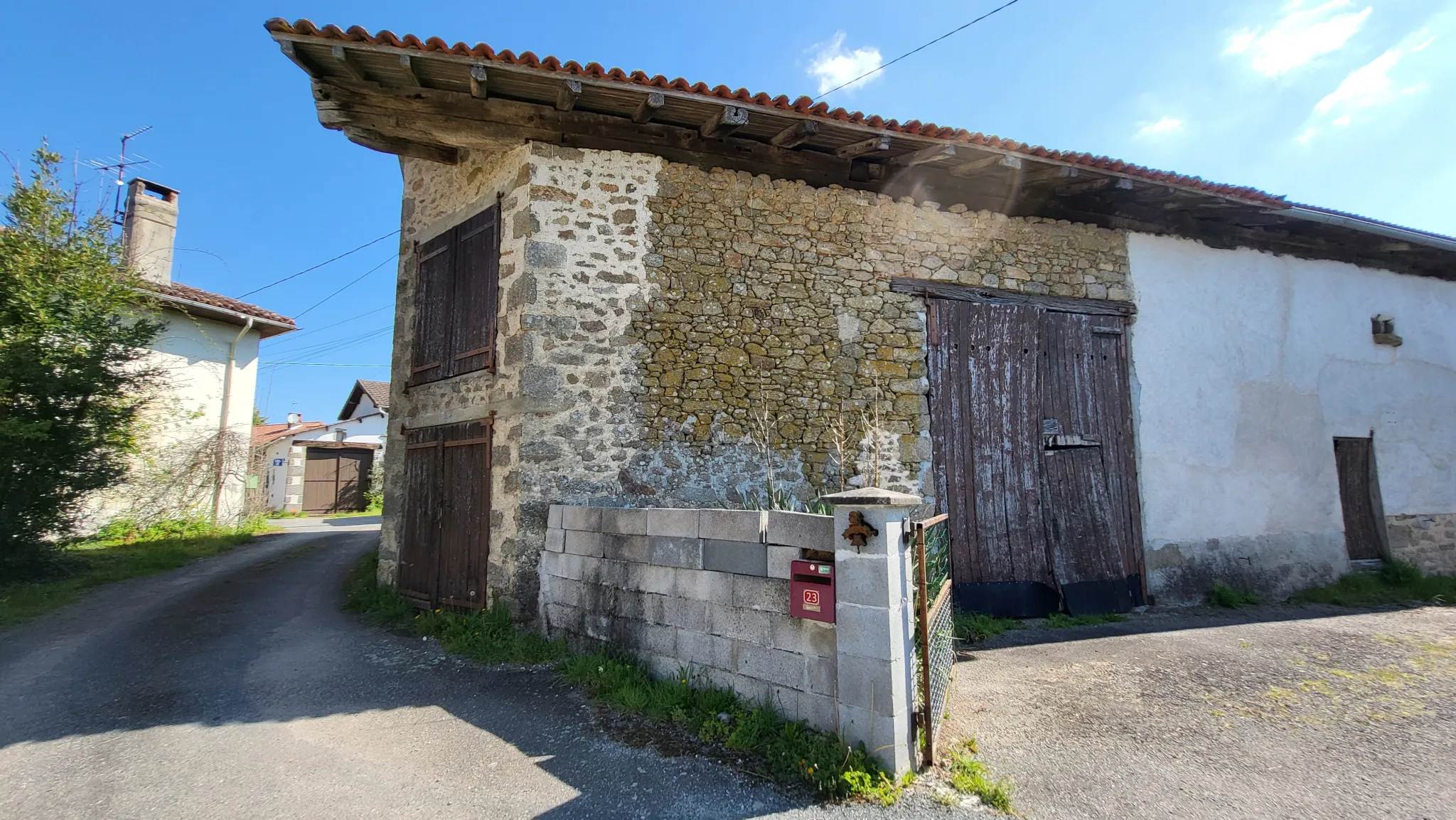 Maison avec dépendances, terrain 1400m2 à St Cyr 