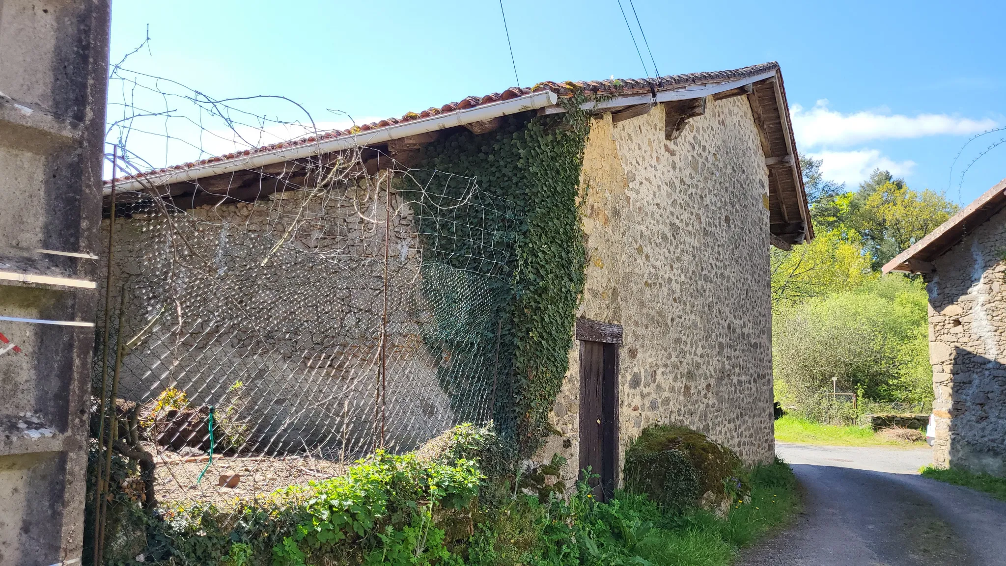 Maison avec dépendances, terrain 1400m2 à St Cyr 