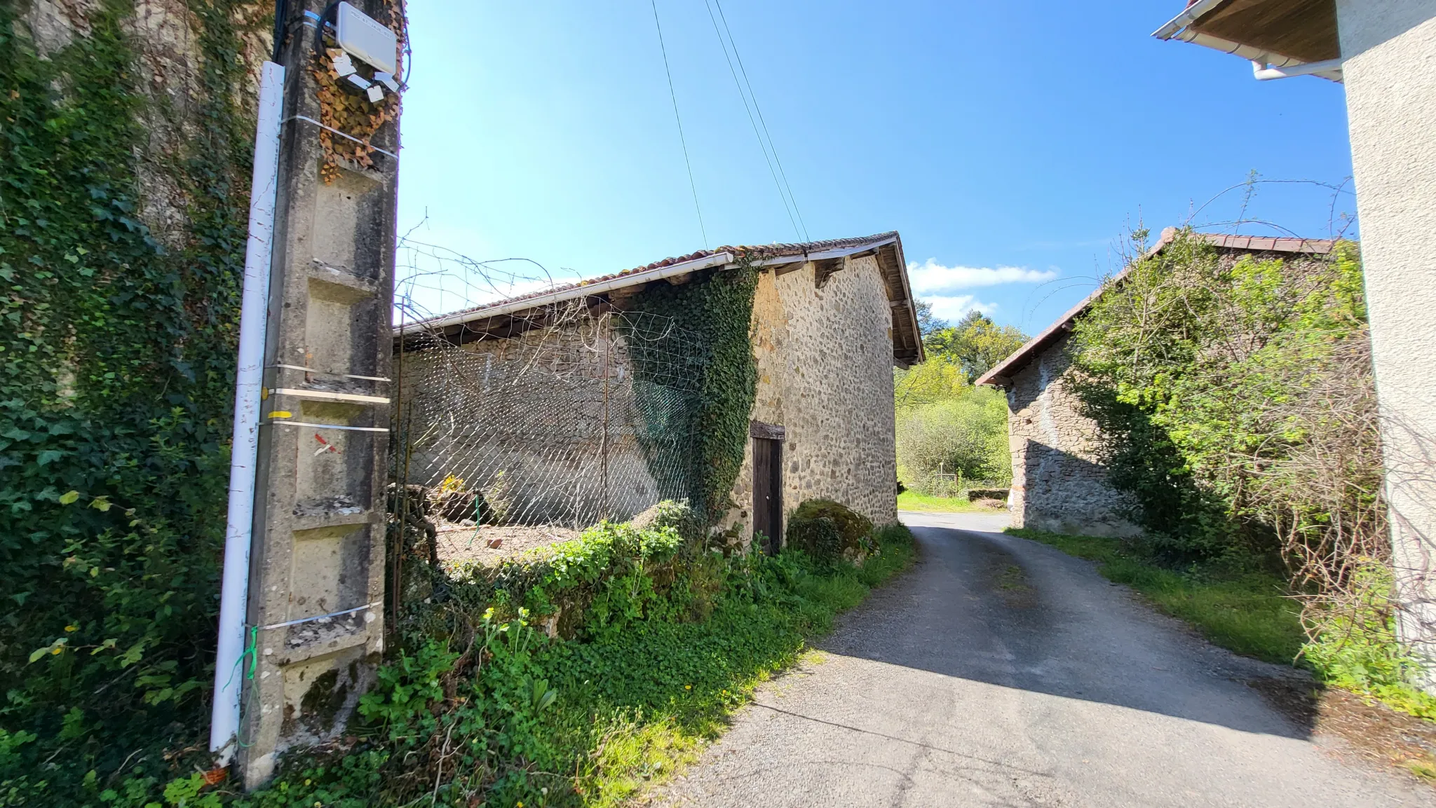 Maison avec dépendances, terrain 1400m2 à St Cyr 