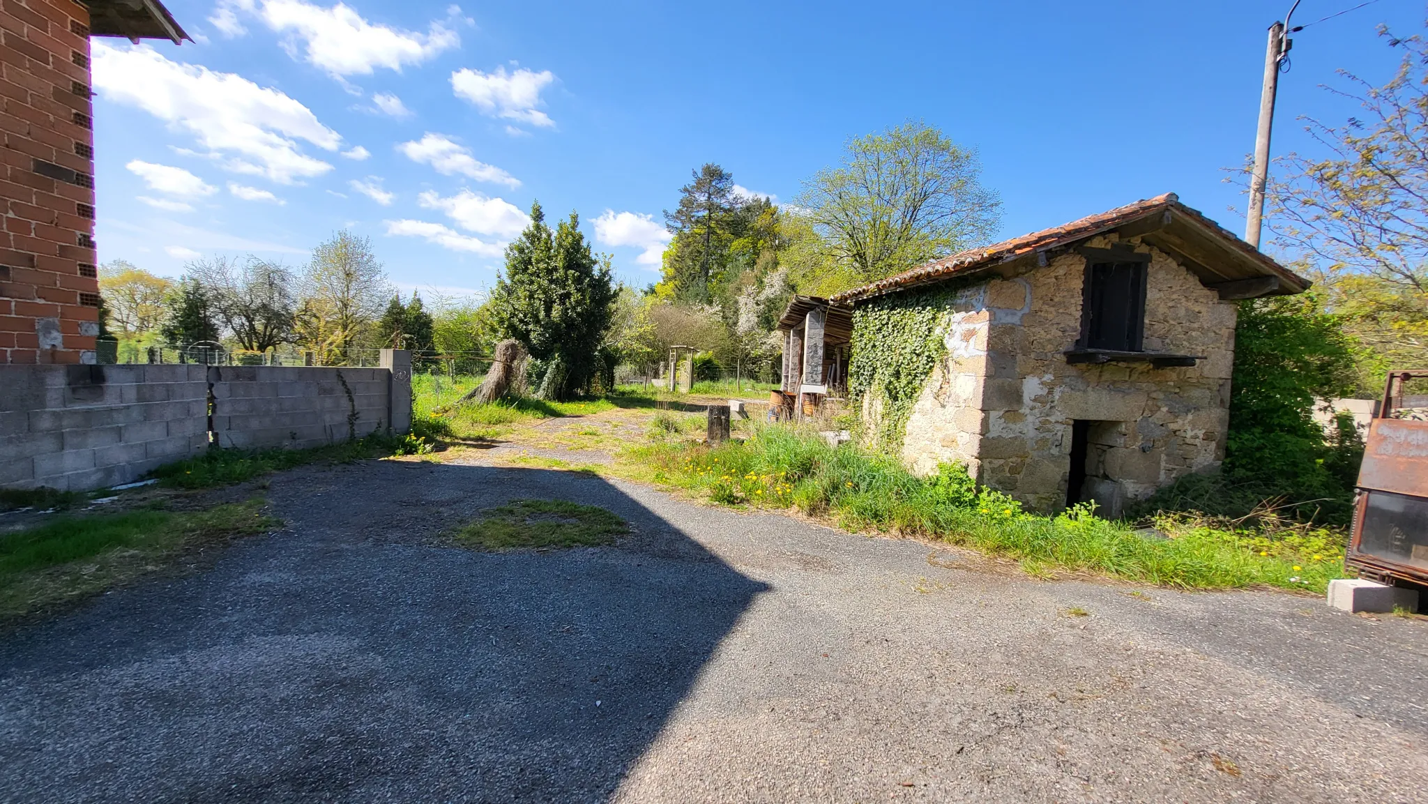 Maison avec dépendances, terrain 1400m2 à St Cyr 