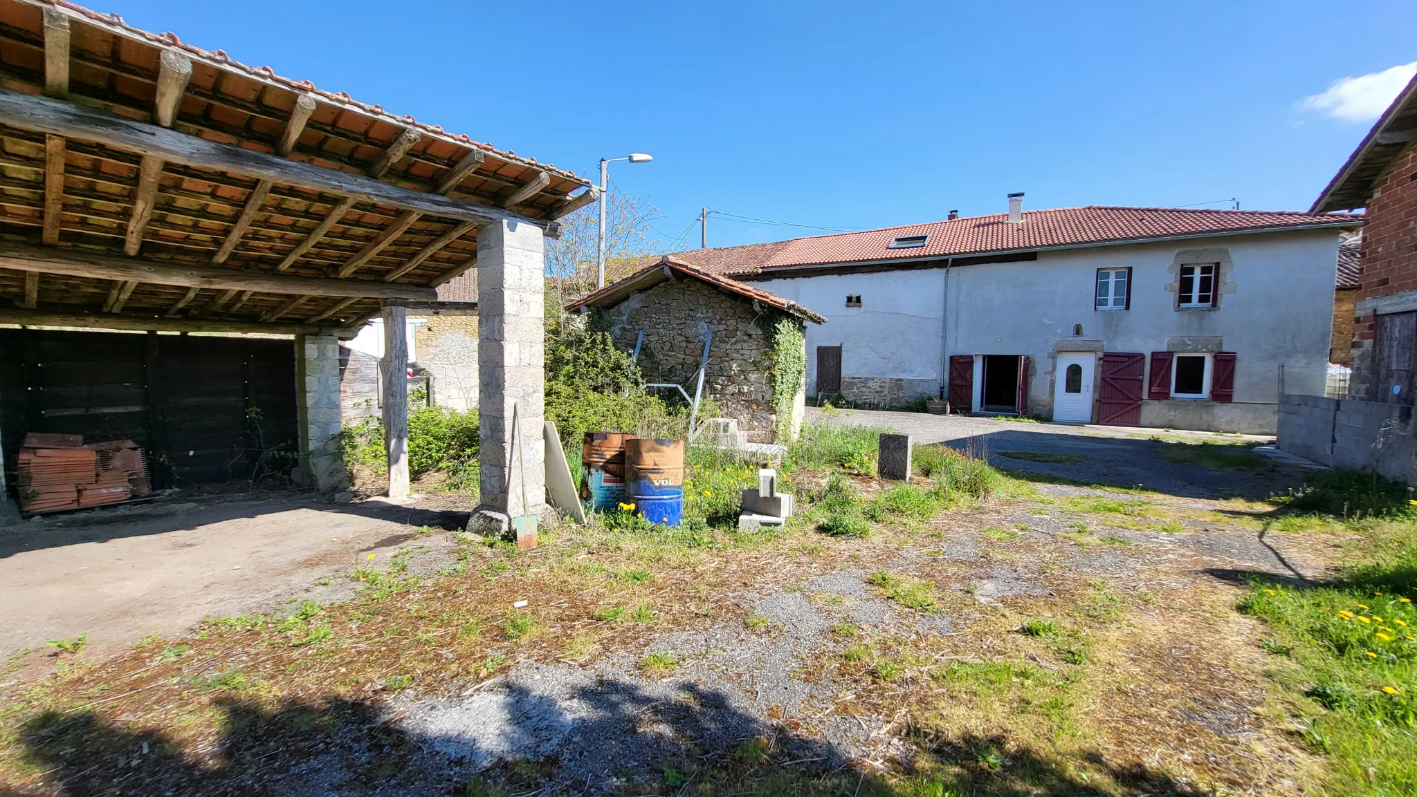 Maison avec dépendances, terrain 1400m2 à St Cyr 