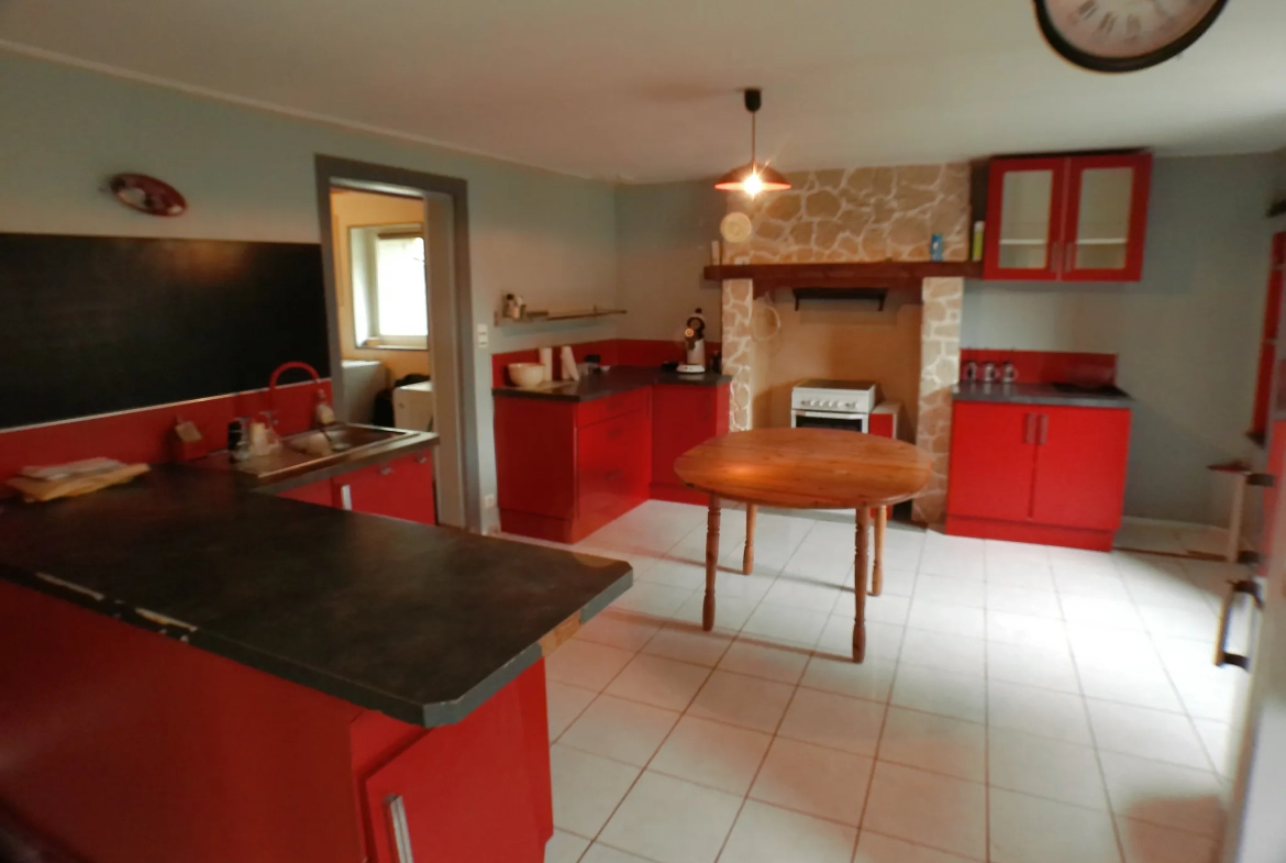 Maison avec dépendances, terrain 1400m2 à St Cyr 