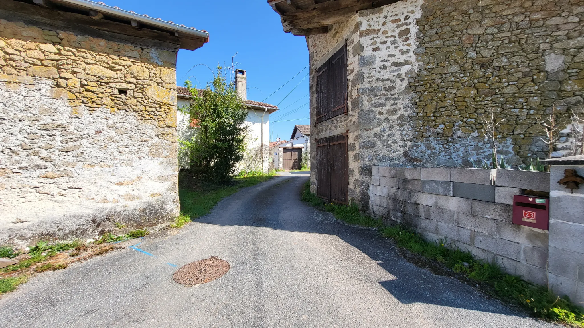 Maison avec dépendances, terrain 1400m2 à St Cyr 