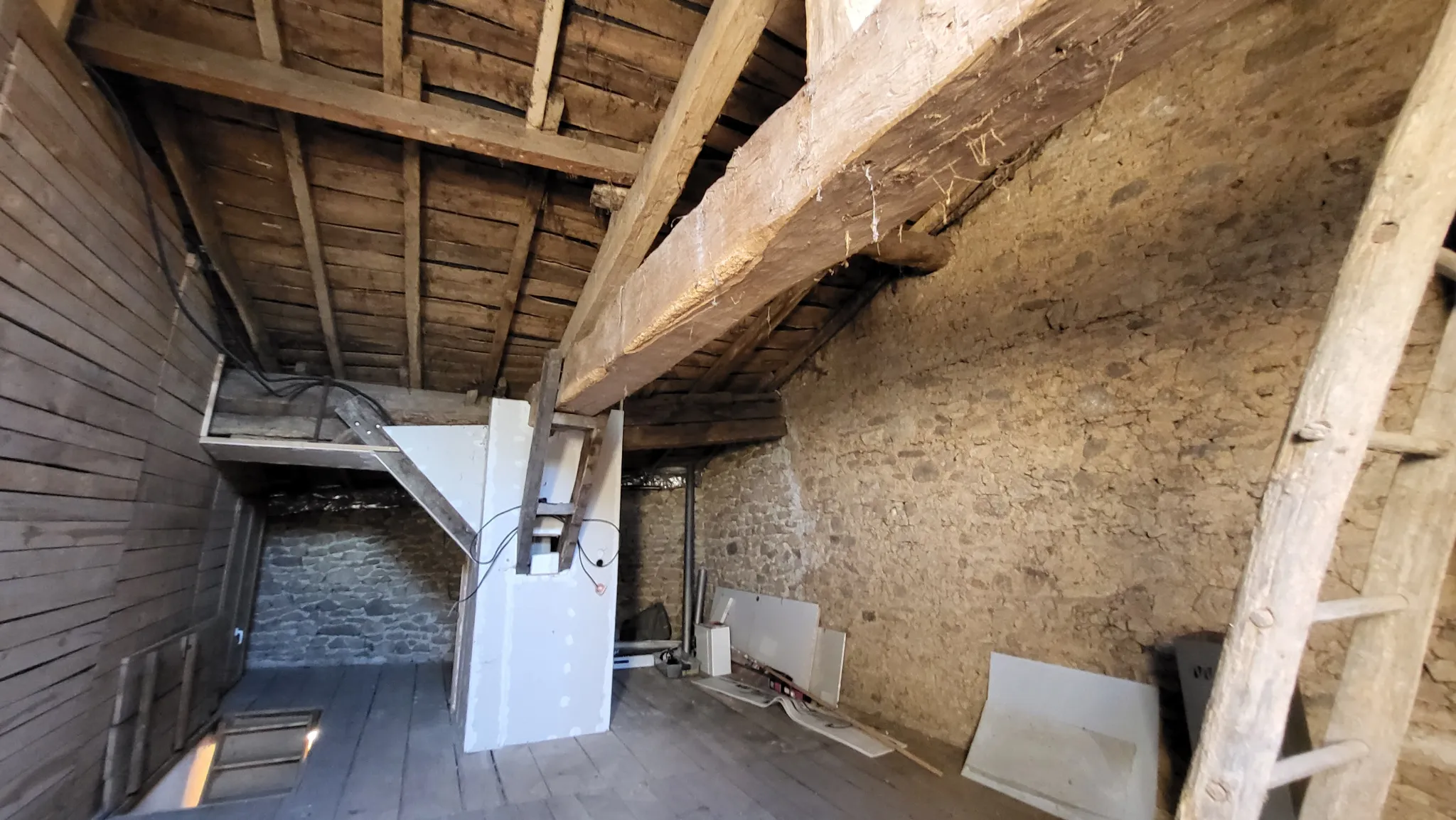 Maison avec dépendances, terrain 1400m2 à St Cyr 