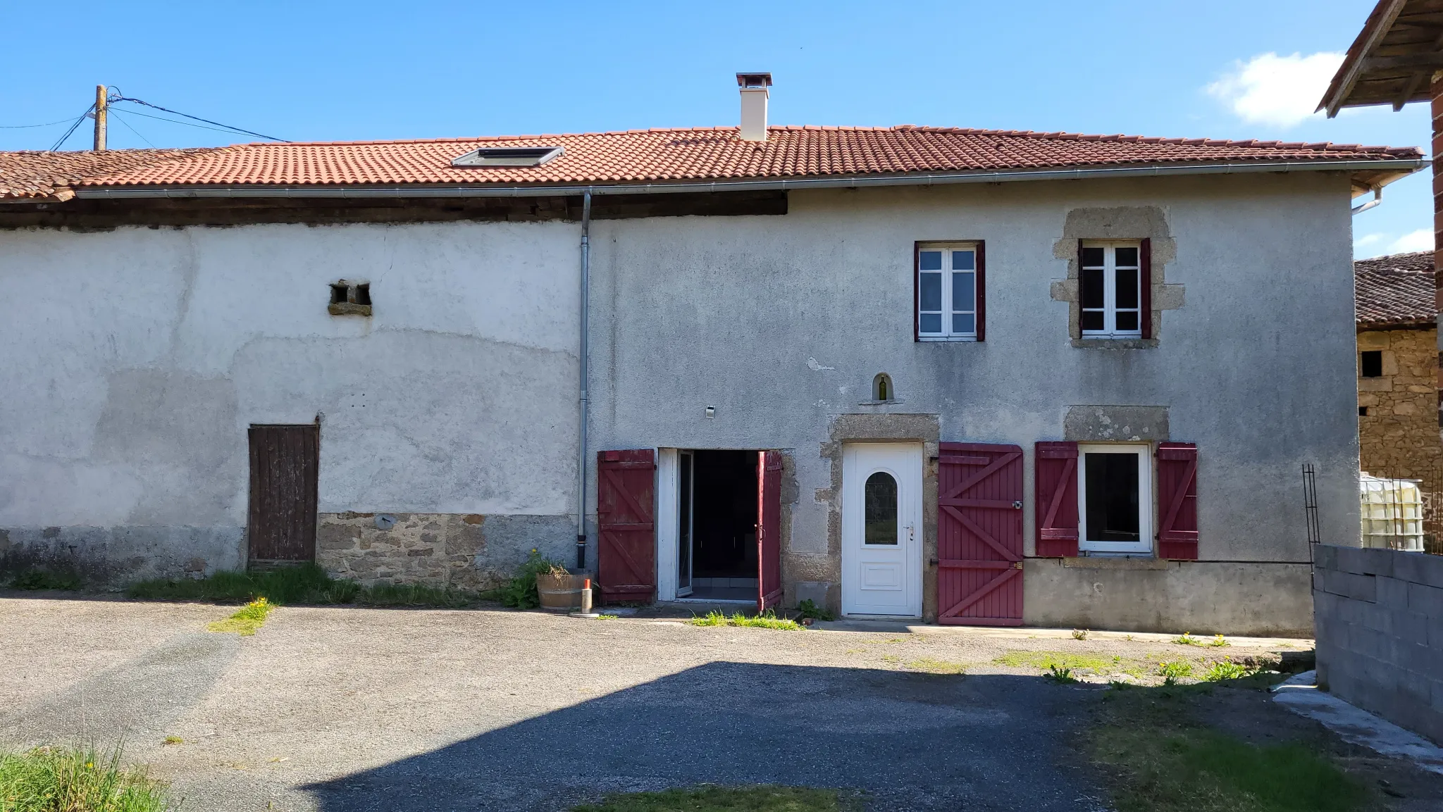 Maison avec dépendances, terrain 1400m2 à St Cyr 