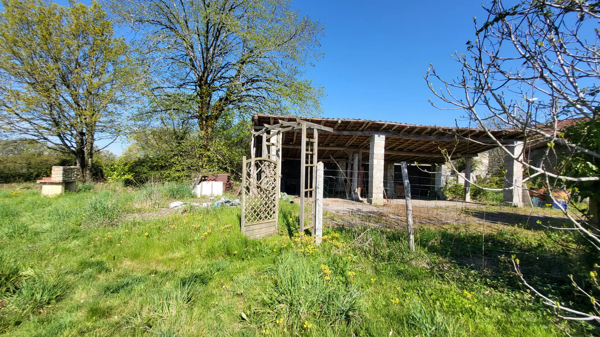 Maison avec dépendances, terrain 1400m2 à St Cyr 