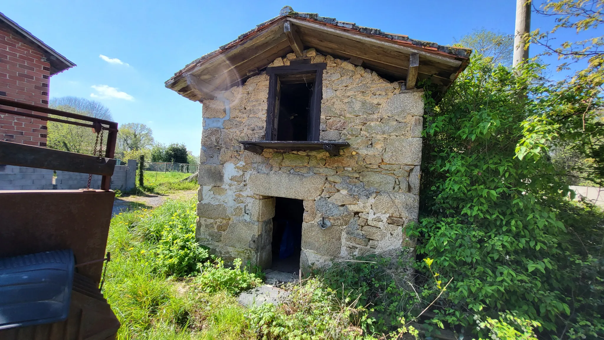 Maison avec dépendances, terrain 1400m2 à St Cyr 