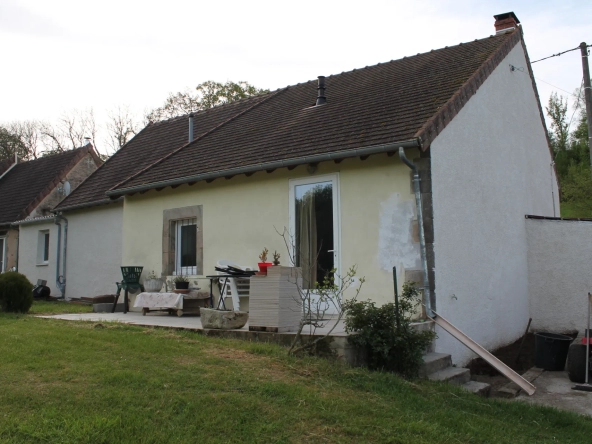 Urçay - Maison récemment rénovée sur 4000 m2 de terrain au bord d'un petit ruisseau.