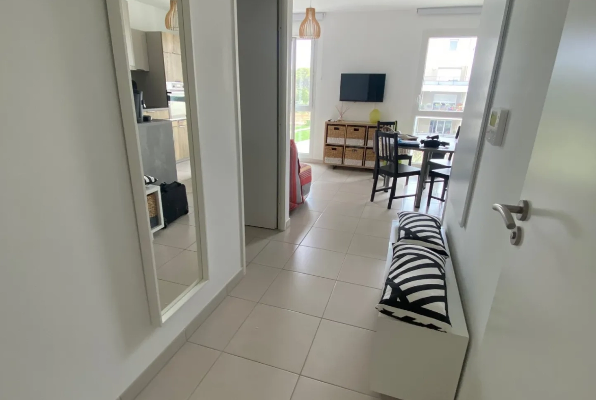 A Vendre La Londe-Les-Maures (83), en centre ville appartement T2 en parfait état, meublé, exposition Sud Est 