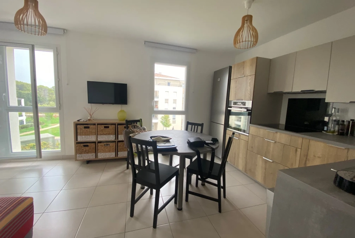 A Vendre La Londe-Les-Maures (83), en centre ville appartement T2 en parfait état, meublé, exposition Sud Est 