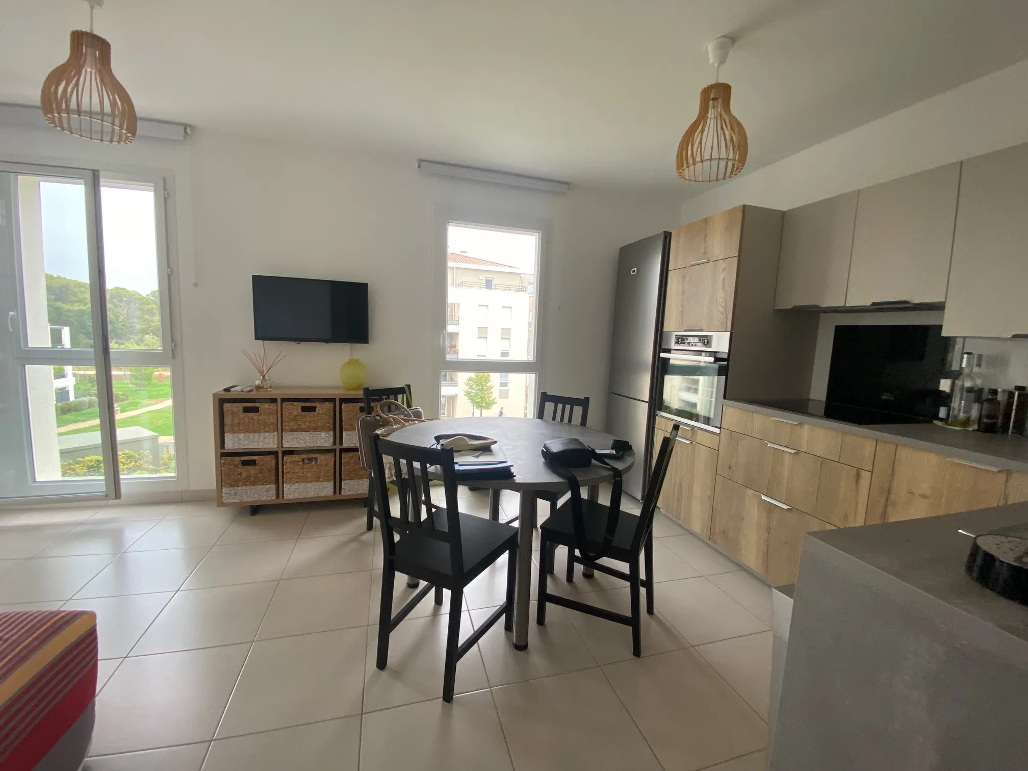 A Vendre La Londe-Les-Maures (83), en centre ville appartement T2 en parfait état, meublé, exposition Sud Est 