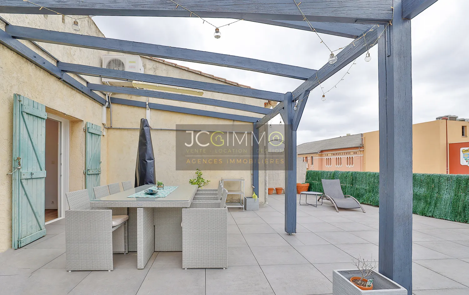 Appartement F3 avec terrasse de 115 m2 - Centre de La Crau 