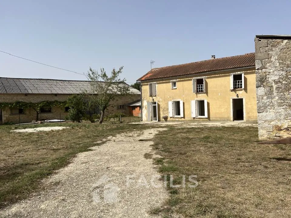 Maison en pierre avec grange et vaste terrain 