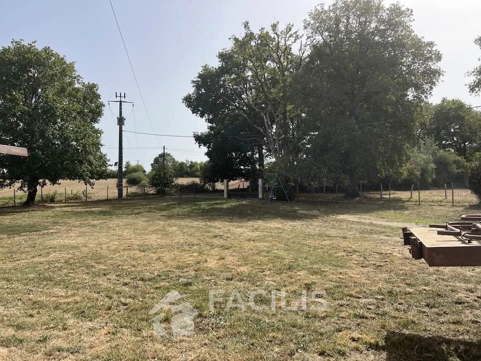 Maison en pierre avec grange et vaste terrain 