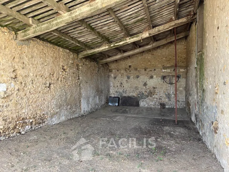 Maison en pierre avec grange et vaste terrain 