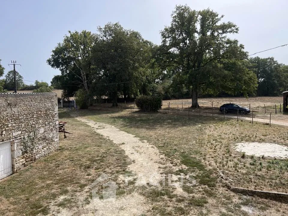 Maison en pierre avec grange et vaste terrain 