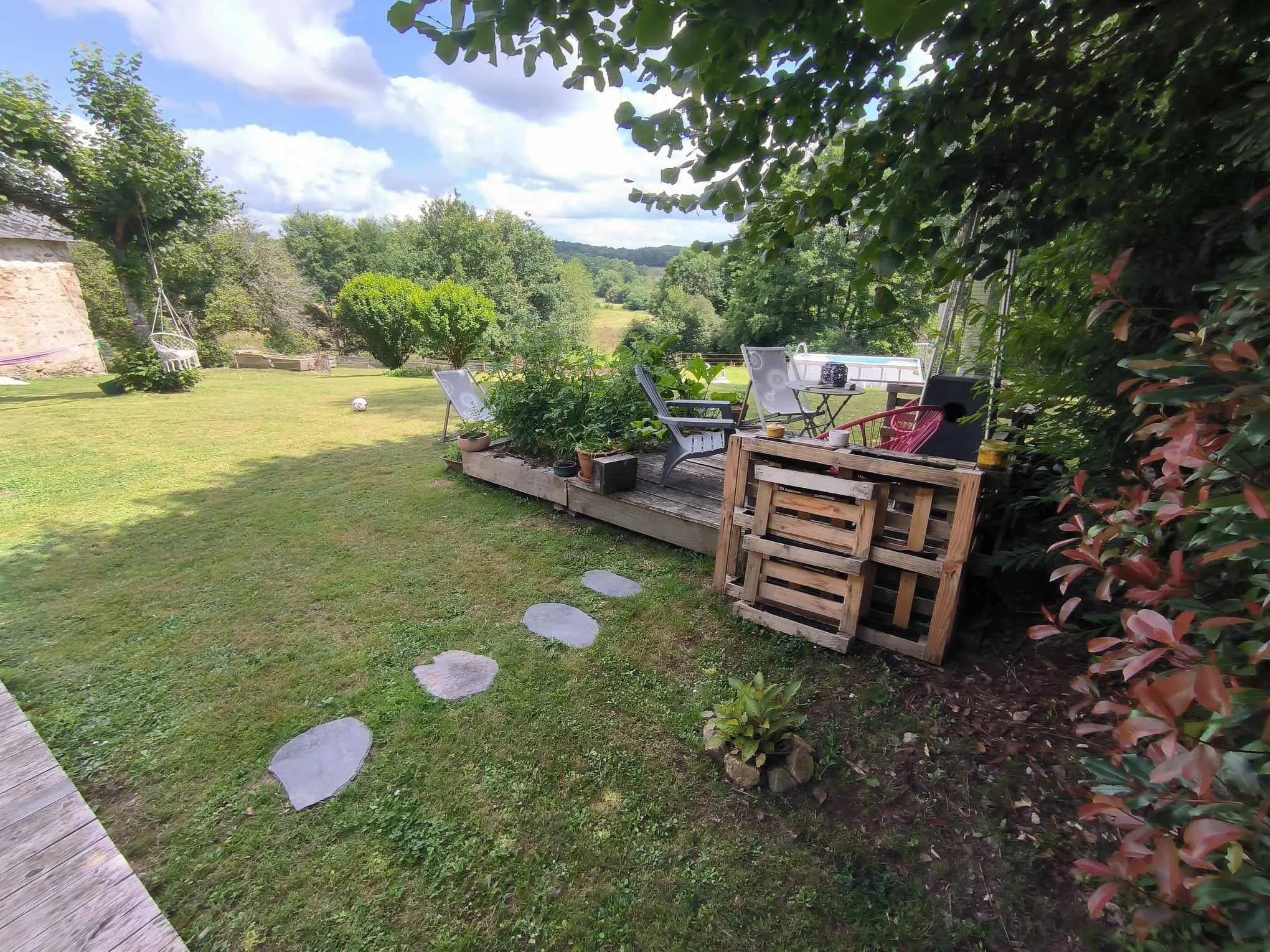 Belle maison rénovée avec grange et 1.7 ha de terrain et bois à Chanteix (19330) 