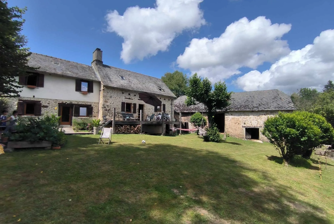 Belle maison rénovée avec grange et 1.7 ha de terrain et bois à Chanteix (19330) 