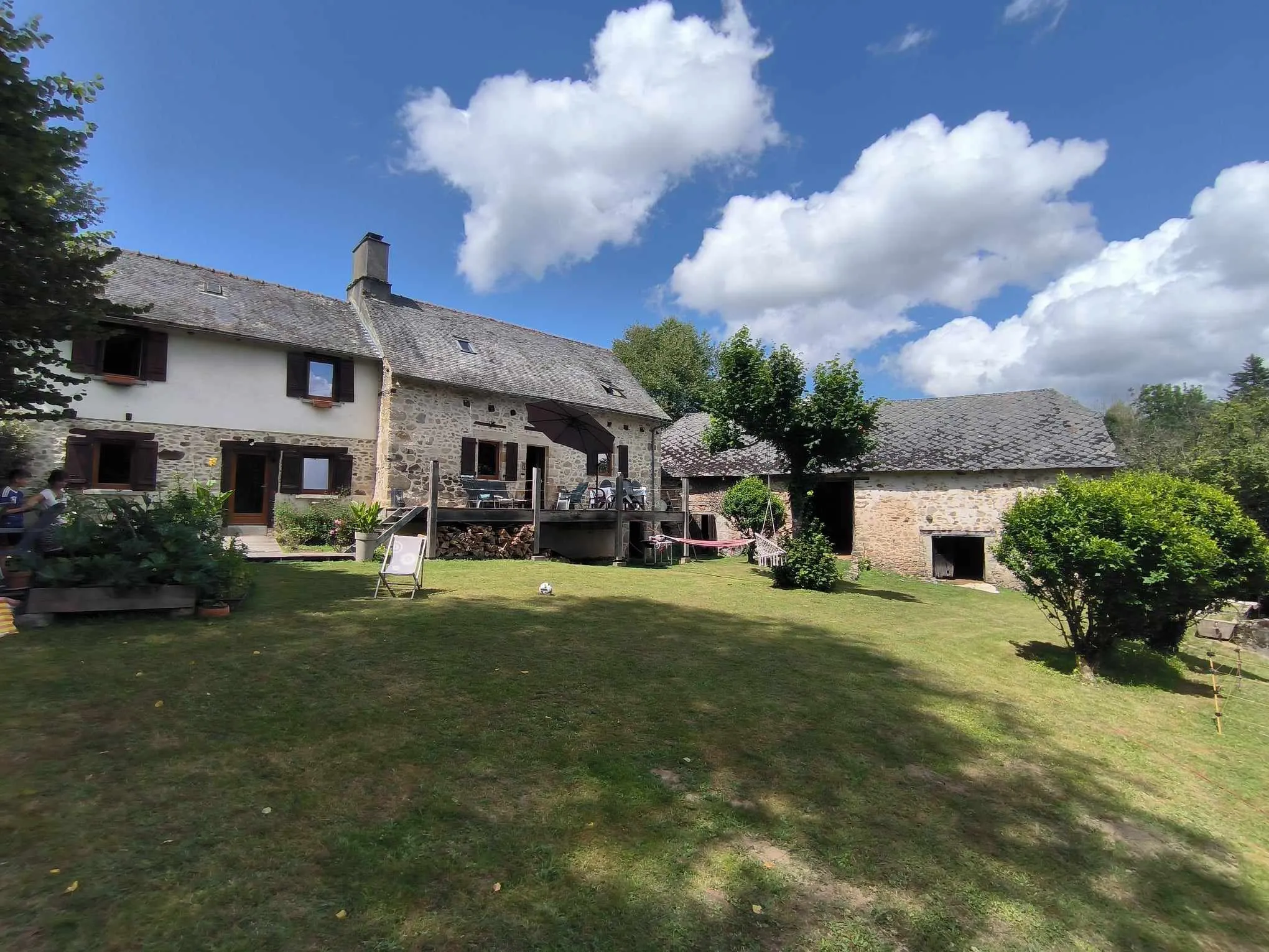 Belle maison rénovée avec grange et 1.7 ha de terrain et bois à Chanteix (19330) 