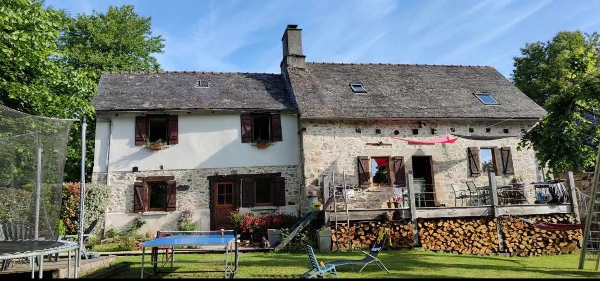 Belle maison rénovée avec grange et 1.7 ha de terrain et bois à Chanteix (19330) 