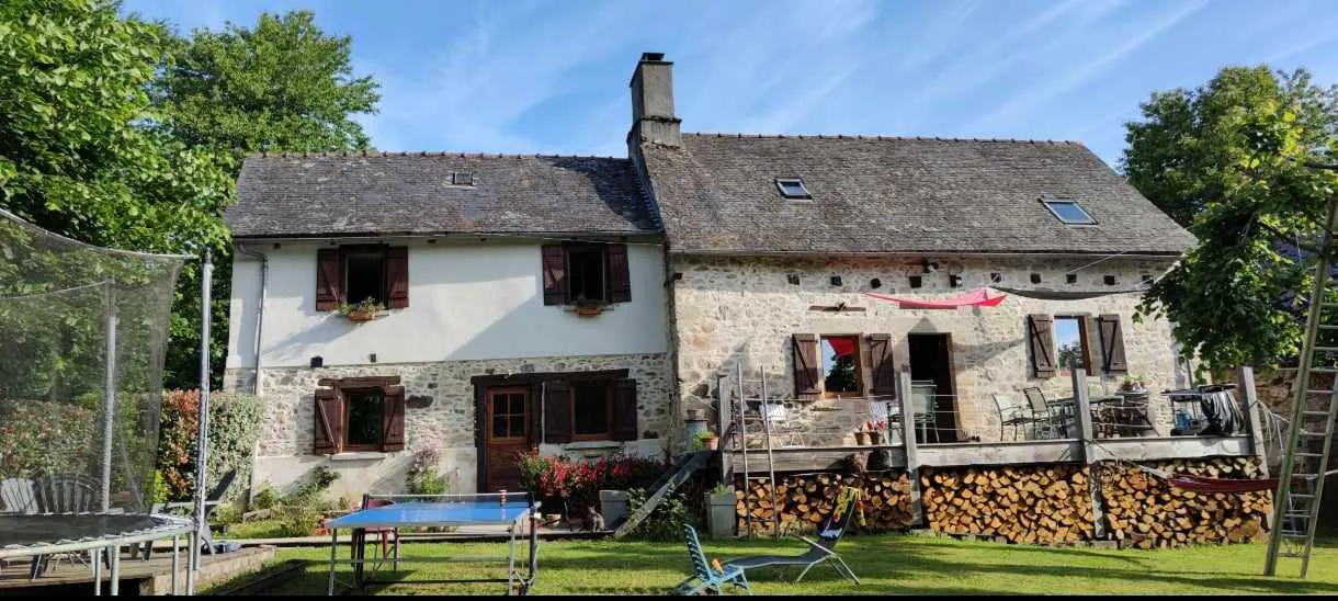 Belle maison rénovée avec grange et 1.7 ha de terrain et bois à Chanteix (19330) 