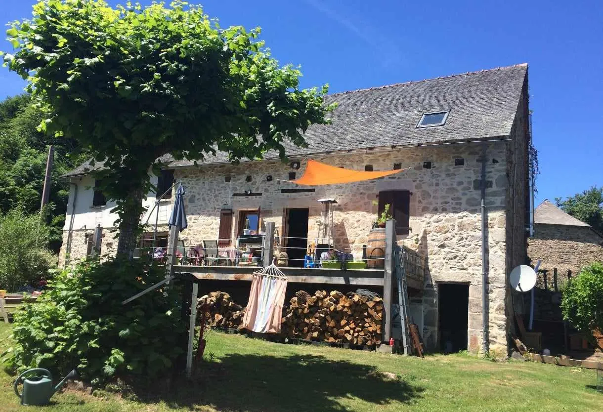 Belle maison rénovée avec grange et 1.7 ha de terrain et bois à Chanteix (19330) 