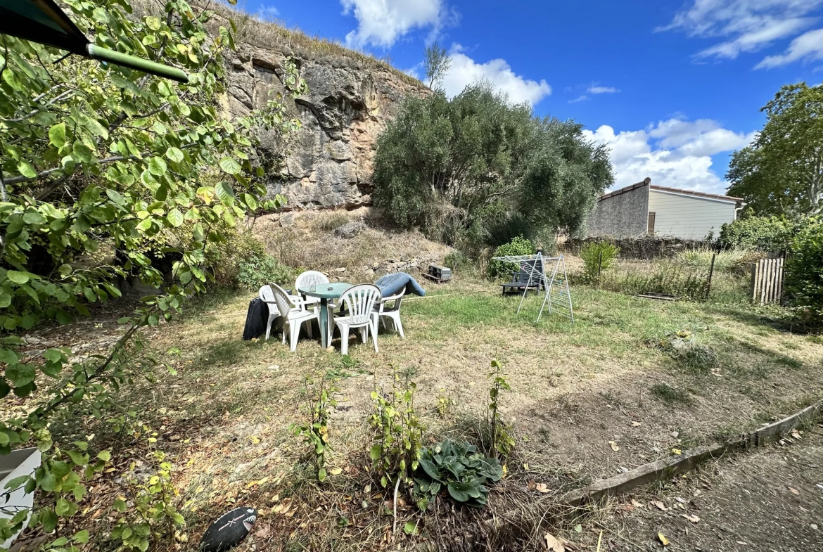 Immeuble de rapport avec deux logements séparés et jardin 