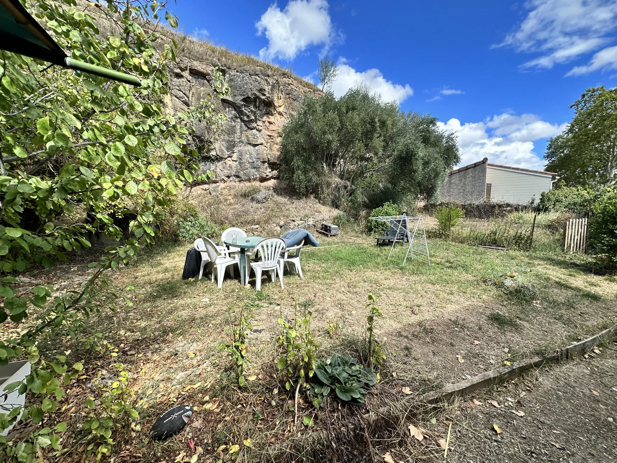 Immeuble de rapport avec deux logements séparés et jardin 