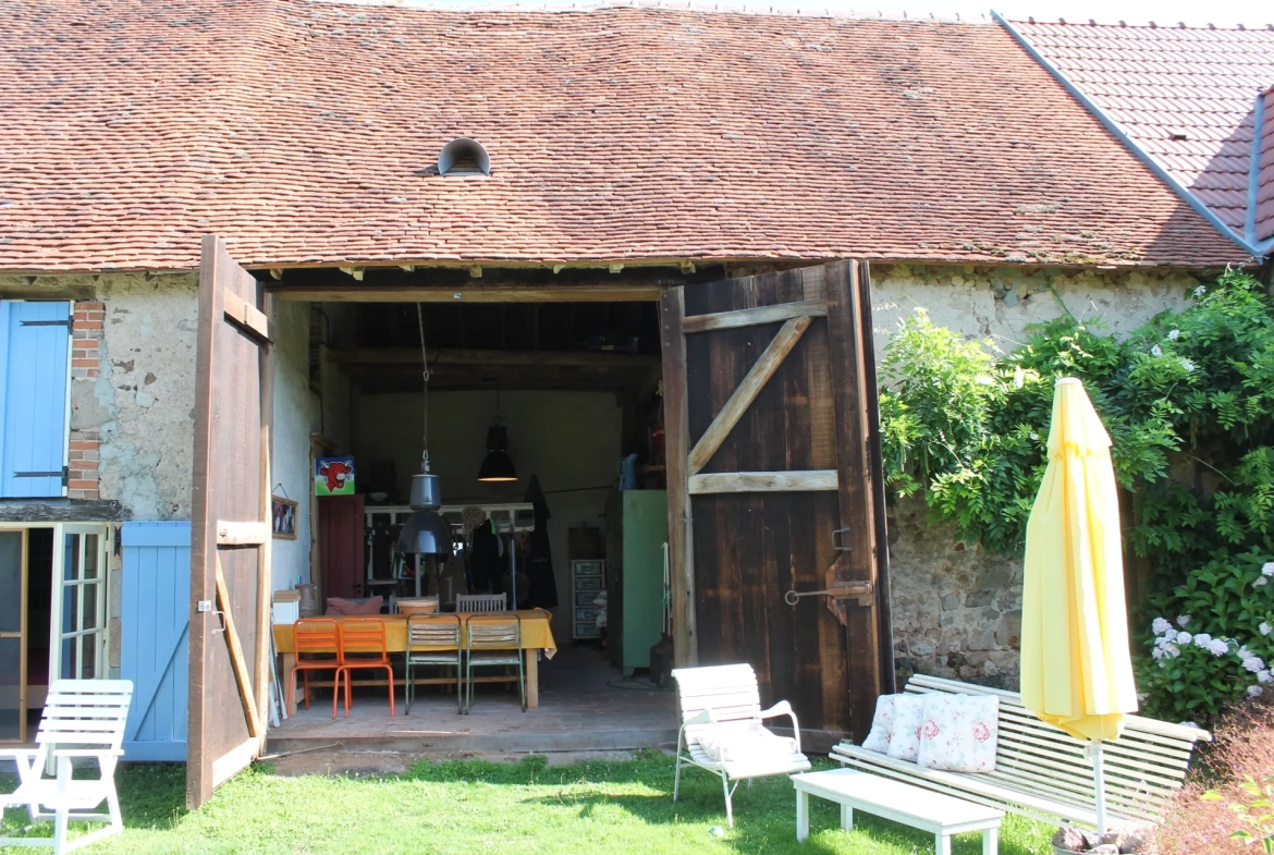 Jolie fermette près de la forêt de Tronçais avec grange sur un grand terrain 