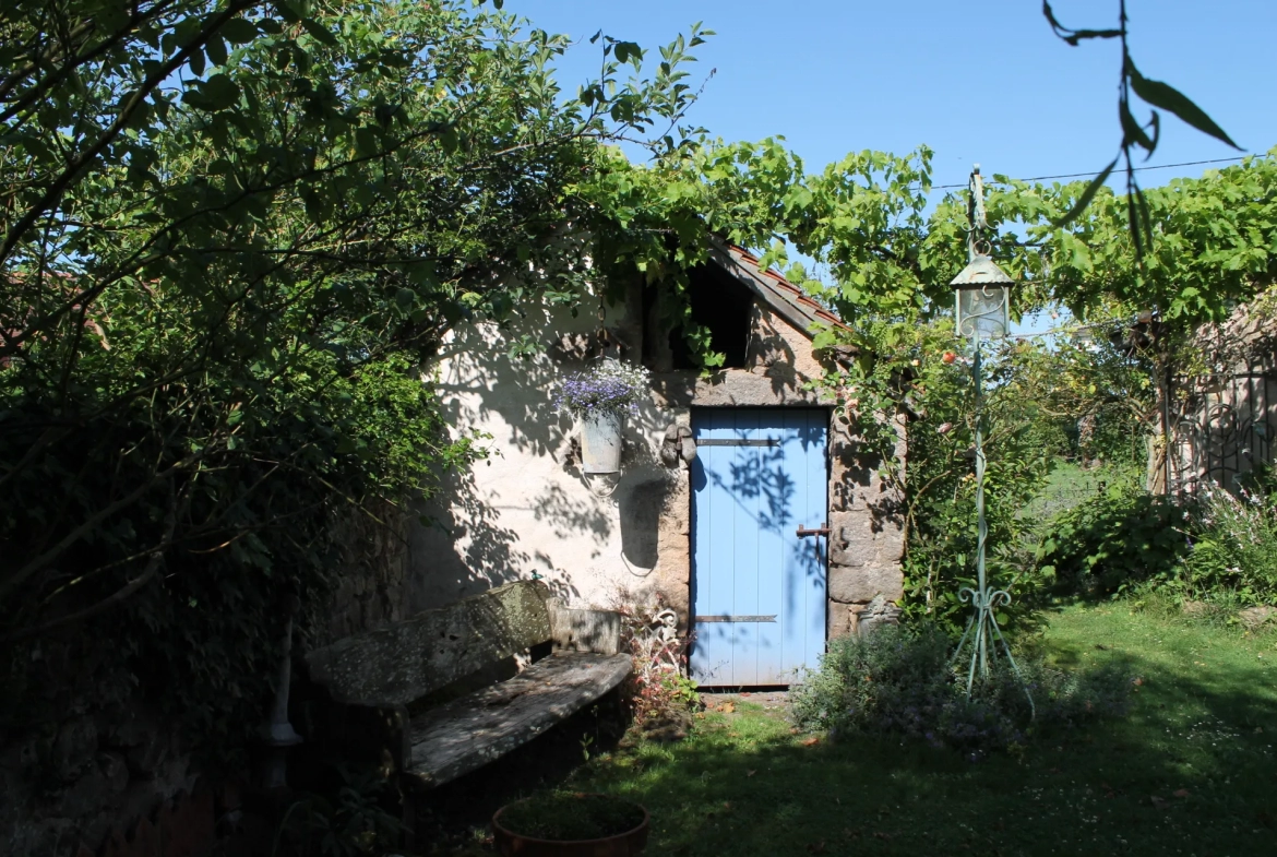 Jolie fermette près de la forêt de Tronçais avec grange sur un grand terrain 