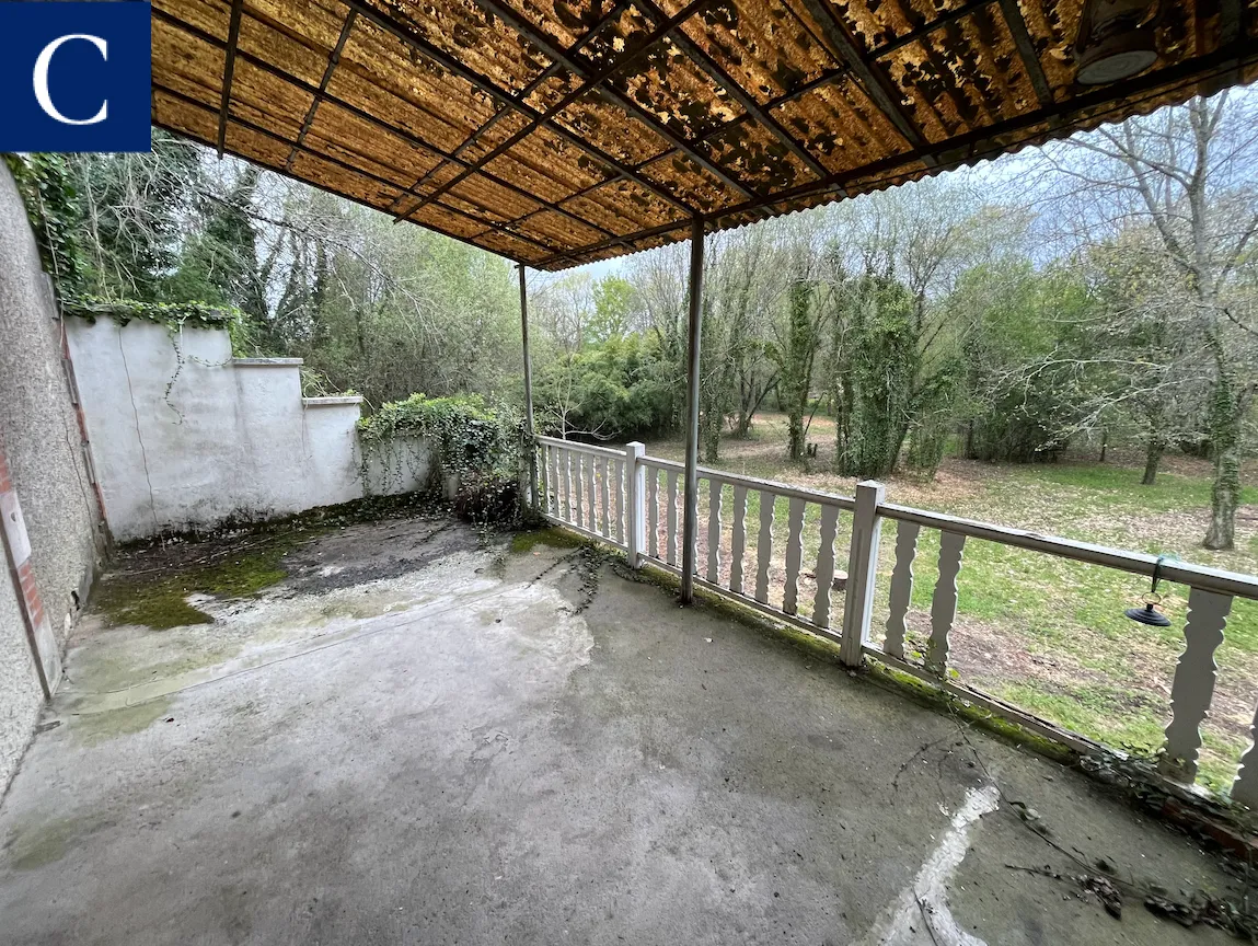 Cachet architectural ! Maison en bord de rivière à vendre à Razac sur l isle 